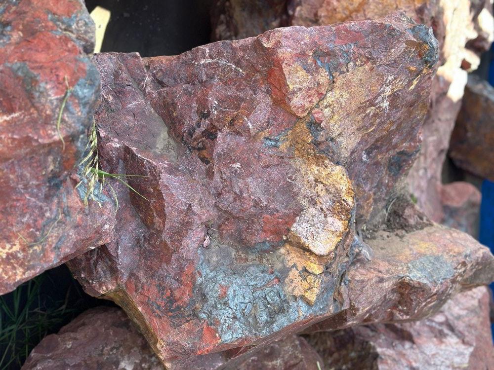 Камни для ландшафтного дизайна красно-фиолетовые 10-60 килограмм купить в Республике Марий Эл