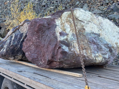 Огромные красно-фиолетовые валуны для ландшафтного дизайна весом более 5 тонн купить в Республике Марий Эл