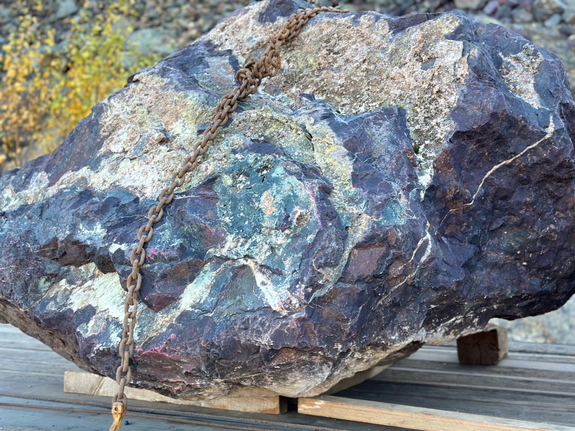 Огромные красно-фиолетовые валуны для ландшафтного дизайна весом более 5 тонн купить в Республике Марий Эл