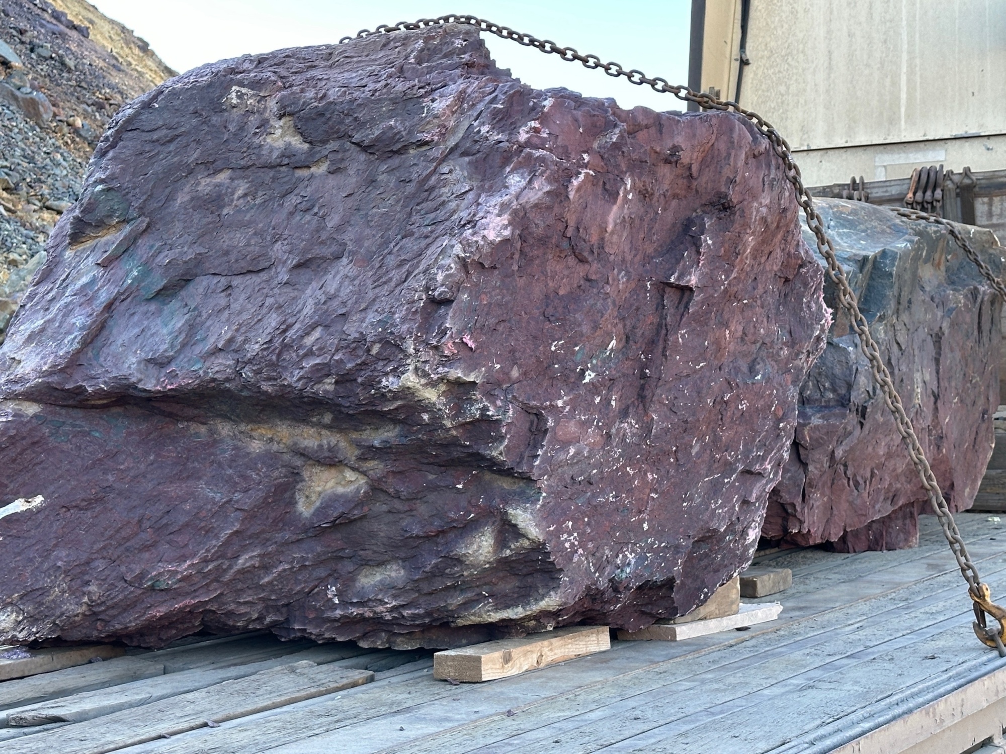 Огромные красно-фиолетовые валуны для ландшафтного дизайна весом более 5 тонн купить в Республике Марий Эл