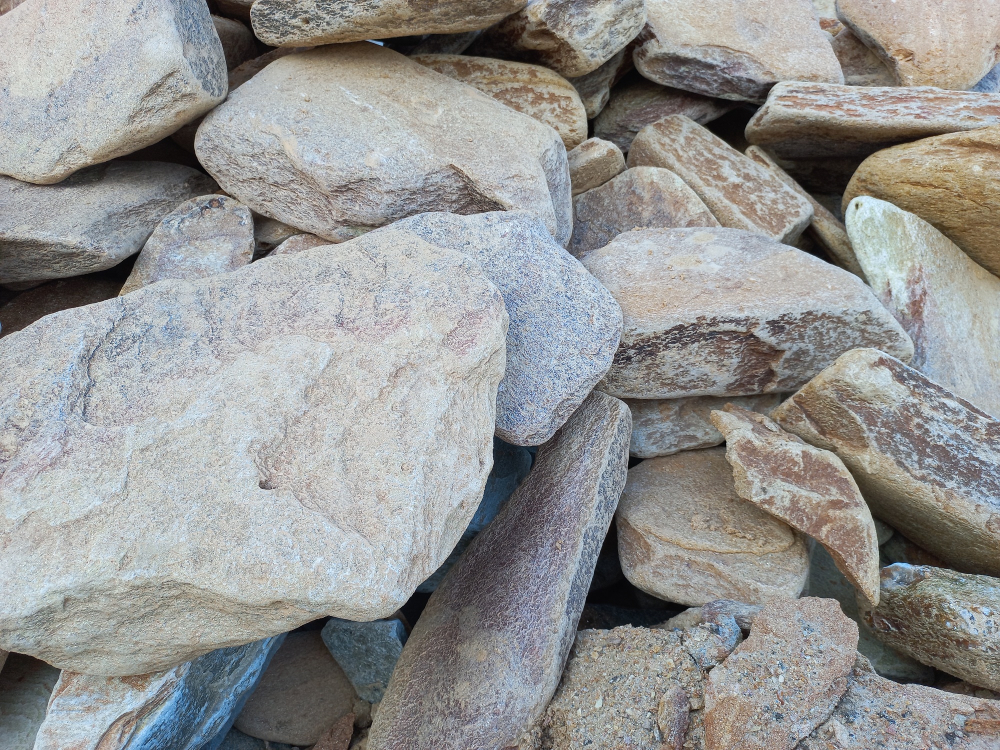 Златолит жёлтый, жёлто-зелёный глыбки и валуны для ланшафтного дизайна купить в Республике Марий Эл