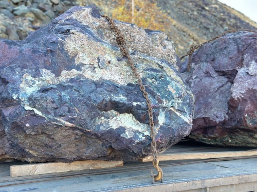 Огромные красно-фиолетовые валуны для ландшафтного дизайна весом более 5 тонн купить в Республике Марий Эл